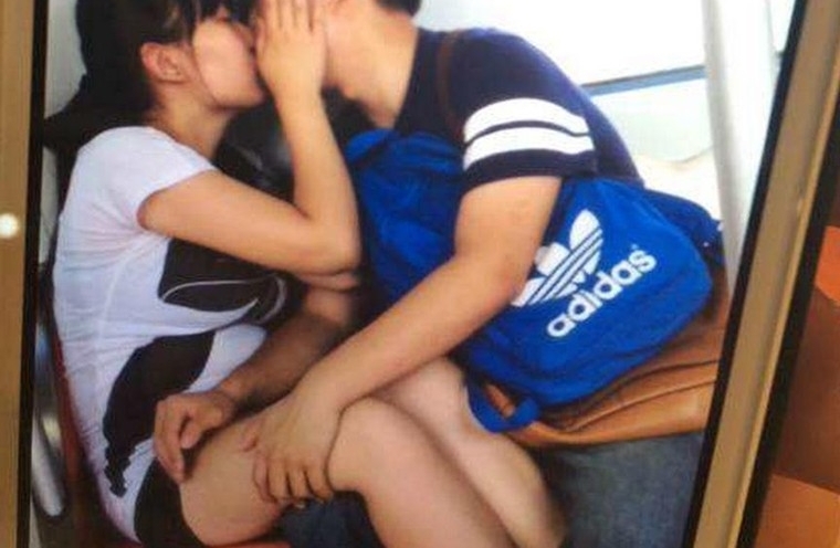 地铁上男女做不雅事