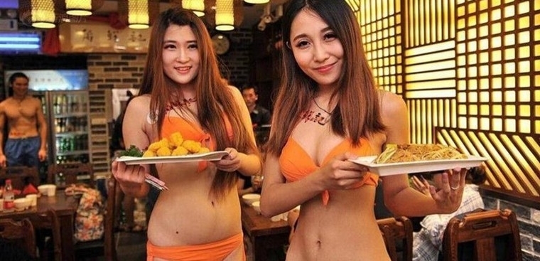 聘比基尼美女端菜