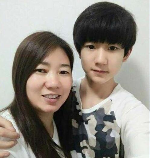 娱乐圈小鲜肉和妈妈合照大曝光 陈伟霆妈妈贵气杨洋妈妈好美