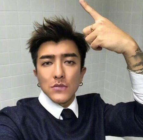 帅气男网红开直播画风突变撞脸徐峥：活在照片里不好吗？ 