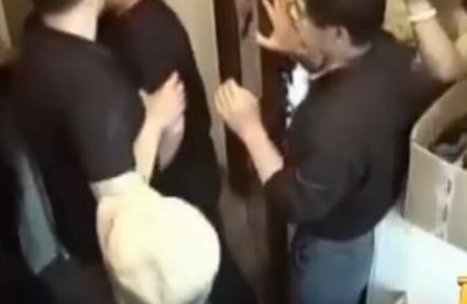 男子举报违建全家被暴打