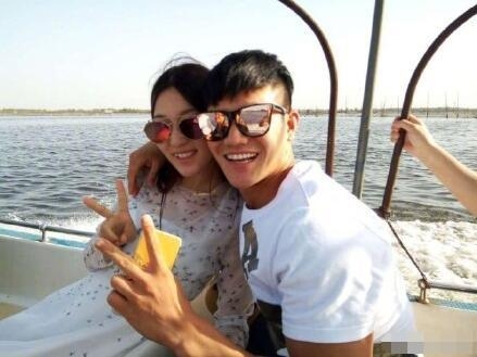 小兵张嘎谢孟伟登记结婚 当年小男孩变肌肉猛男娶圈外美女