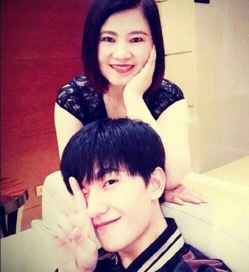 娱乐圈小鲜肉和妈妈合照大曝光 陈伟霆妈妈贵气杨洋妈妈好美