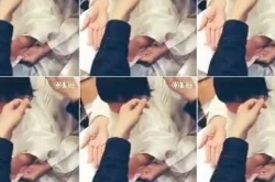 章子怡让女儿剪头发有妙招 醒宝正面照大眼呆萌