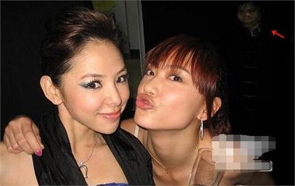 这些明星晒的照片仔细看背后一凉 刘亦菲笑称后面有妖怪