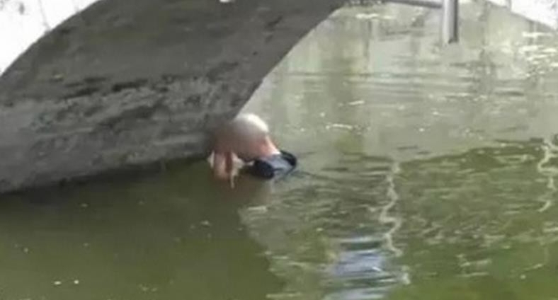 小伙失恋酒后跳河