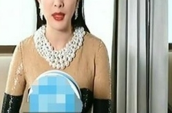 杨幂自称肚子上肉多 但是依然热衷露脐装