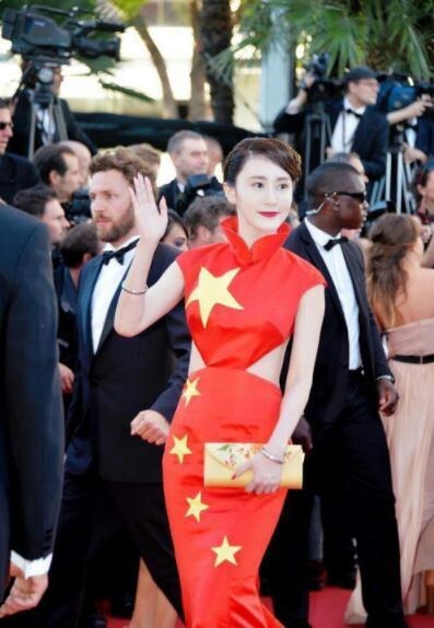 十八线网红穿国旗装蹭戛纳红毯 被指打涉嫌违法擦边球
