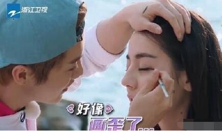 跑男最新一期鹿晗给迪丽热巴化妆好甜 网友喊话陆地CP在一起