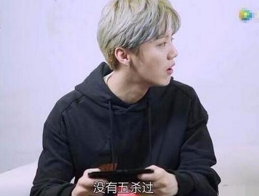 鹿晗遗憾玩游戏还没有五杀过 要向高手杨幂看齐