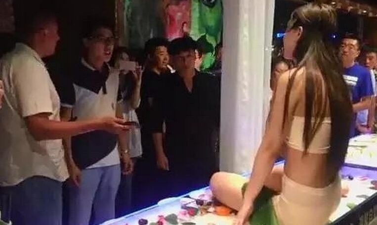 自助餐厅搞人体宴