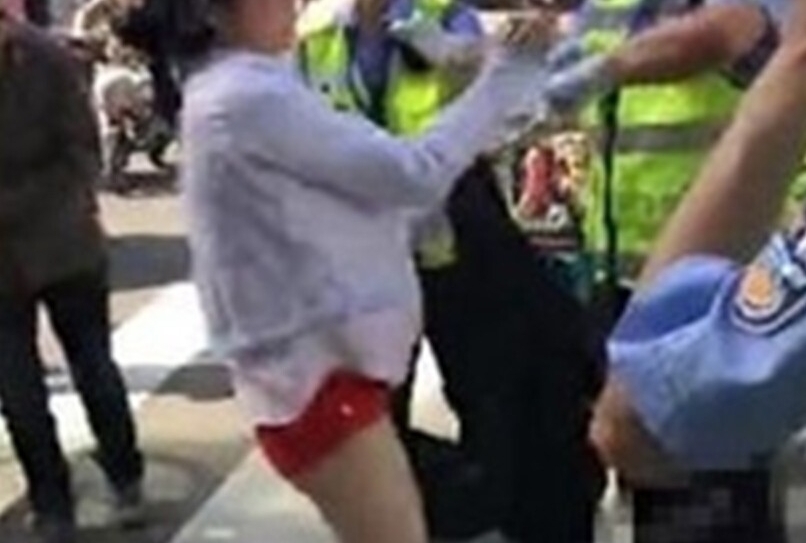 女子交警面前脱衣