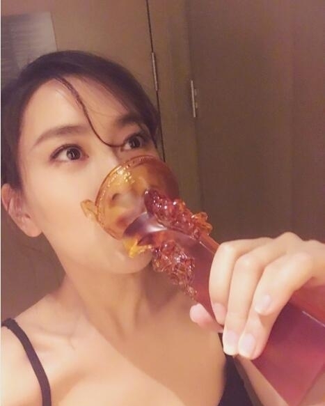 马苏获奖后台下画风突变 手拿奖杯当酒杯搞怪自拍