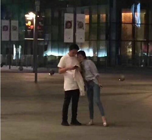 虐狗！豆得儿依偎在王思聪肩上甜蜜逛街 感情十分稳定