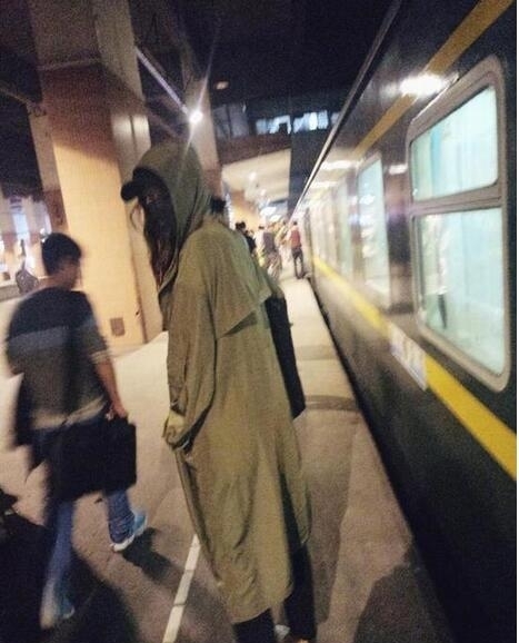 关晓彤乘绿皮火车心情好 墨绿色风衣大长腿抢镜