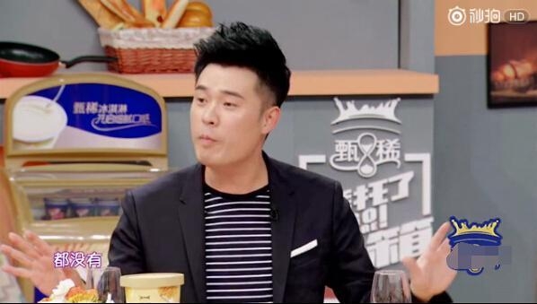 陈赫谈前妻许婧害怕上热搜 张子萱退娱乐圈卖80块T恤就因此  陈赫谈前妻许婧仍互相关心 张子萱隐退卖80块T恤是这个原因  陈赫许婧离婚已经两年了，现在还跟张子萱生下了女儿，三人之间的关系却仍旧是剪不断理还乱，每次有一个人上热搜，另外两个同样是不可避免地躺枪，大众的舆论也从一开始的同情许婧，转变成现在3个人都挨骂。时隔两年，陈赫在昨天上线的最新一期《拜托了冰箱》中首度回应与许婧离婚后的关系，希望遏制舆论向跑偏的方向进一步发展。  从《爱情公寓》中的“好男人”曾小贤变成人遭唾骂的渣男，陈赫这两年经历的事情很多，在与张子萱的恋情曝光后，许婧一度成为大众眼中的受害者，但随着她越来越多地出现在公众视线中时，舆论开始发生反转了，网上一度流传着陈赫许婧买水军互相消费的消息，3人每一次上热搜都会被扒得底朝天，更会被骂得狗血淋头。  早前许婧在公开亮相拍摄广告宣传片时，用到了诸如“放下一切”、“释怀过往”等词语。好巧不巧的是，陈赫当时就在社交平台发文指一些人为了利益制造恶意，更怒斥消费别人的过去并不光彩，一度被质疑是怼许婧。而在许婧亮相《天天向上》再度被指责是炒作消费陈赫后，许婧为此专程写了一篇长文指责被泼脏水。  也正因为这两则看似你来我往的发文，陈赫和许婧被质疑相互买水军消费对方。对于这件事，陈赫在节目中坦言，现在这件事仍旧是他在网络上最怕触碰的地方，更不会主动买水军挑起事端，许婧之所以会经常发一些文章，是因为没有经历过来自网络的压力，然而在网络上写得越多越错，所以造成了外界的误解。他和许婧虽然已经离婚，但到现在仍旧是朋友，甚至还会互相关心，这次上节目聊这些也是事先问过许婧意见，得到了应允。  陈赫之所以选择现在而不是等过十年说这件事，是因为现在舆论对包括许婧在内的很多人都造成了一些伤害，他只是想尽自己所能制止谣言扩散。  说起陈赫许婧婚姻中受到伤害的人，张子萱自然是不得不提的一个对象了。从2015年初陈赫离婚事件开始，张子萱在舆论压力之下一直保持沉默，甚至直接隐退了娱乐圈，关闭微博评论卖起了衣服。  在现在张子萱的微博日常中，不难发现基本都是清一色的服装广告信息，一件T恤甚至才80多元，比某些网红卖的价格都要亲民。即便是偶尔做个抽奖赠送衣服的活动，也只使用转发和点赞，根本不敢看大家的评论，可想而知她对舆论压力是有多害怕。  或许会有人说，张子萱、陈赫和许婧3人现在会被骂得这么惨都是自己作的，没有当初的信誓旦旦和背叛就不会闹出这么多事。事情确实如此，但就跟陈赫自己说的一样，每个人都会犯错，他从来没有否认过一些东西，但现在的舆论传得越来越离谱，给每个人都造成了伤害不得不出来澄清。  明星也是普通人，婚姻生活同样是柴米油盐，相处和谐与否也只有当事人最清楚，到底陈赫、许婧亦或是张子萱，谁在这场婚姻闹剧中责任更大，这都是他们自己的事情，大家作为吃瓜群众看看热闹就好，不比太过较真，一门心思找他人婚姻的茬，这跟第三者又有何区别呢?