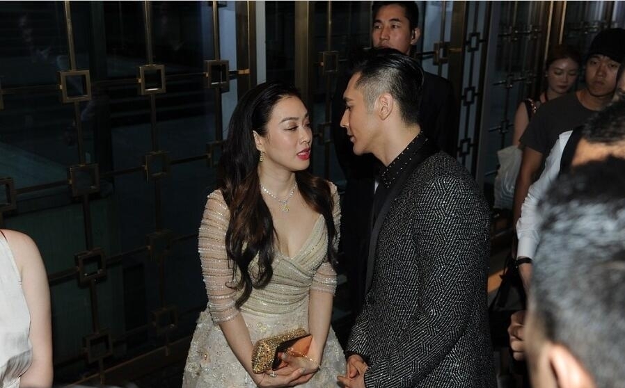 钟丽缇穿爆乳纱裙现身 和张伦硕亲密耳语