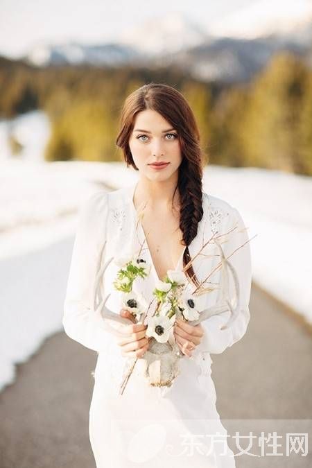 冬季新娘时尚穿搭 自由随性彰显新娘的摩登时尚