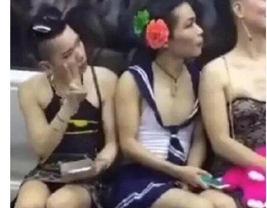 地铁惊现妖娆乘客 浓妆艳抹低胸吊带不忍直视