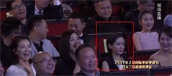 关晓彤获奖后激动不敢相信 杨紫王子文相视一笑眼神很有内容