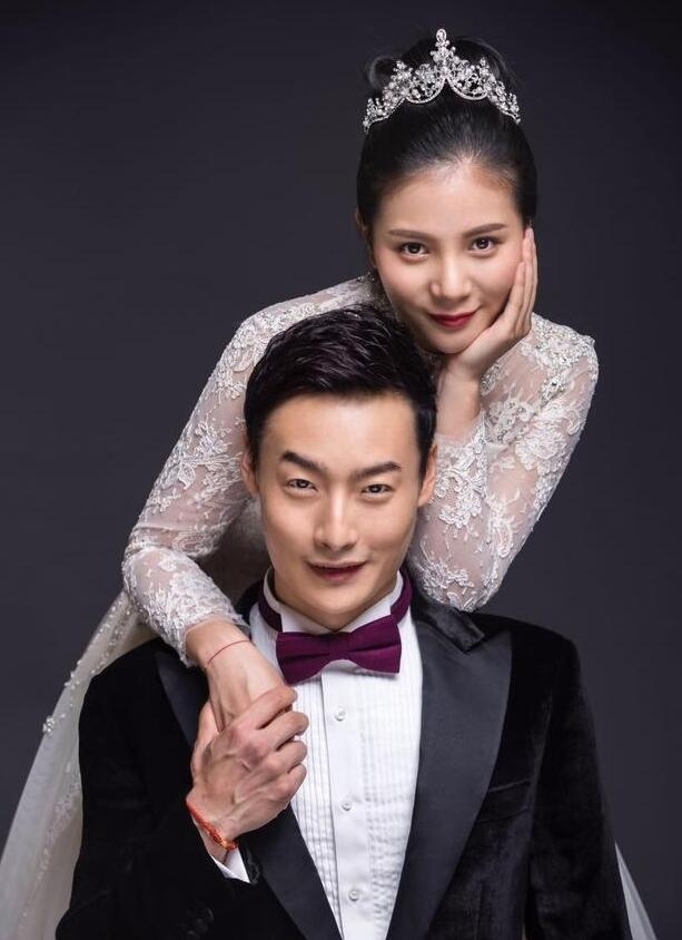 秦凯公开宣布结婚喜讯 何姿转文调侃：你可以单身两周