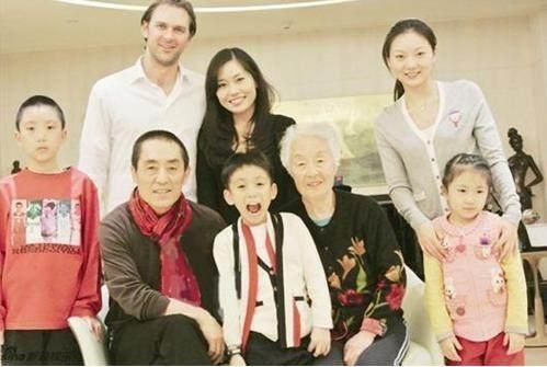 陈婷晒小女儿画的全家福惹争议 缺失的一人透张艺谋家庭关系