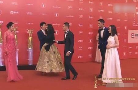 霍建华红毯推假杨幂被批明星有啥了不起 背后原因很暖心