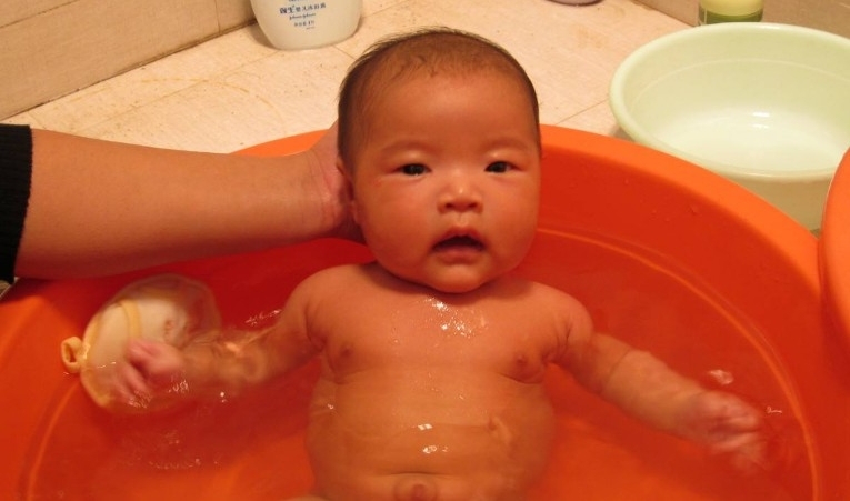 女孩泡澡时溺水