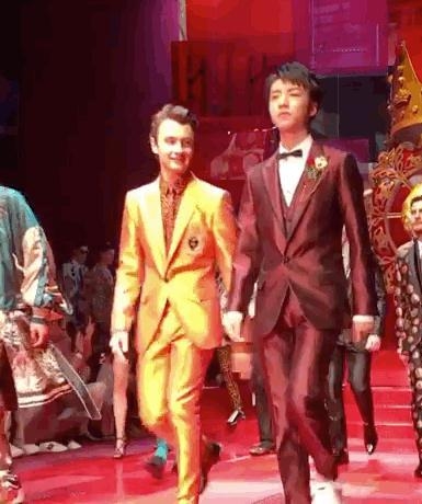 王俊凯米兰创造历史被外媒赞超级巨星 T台上却被男模欺负了