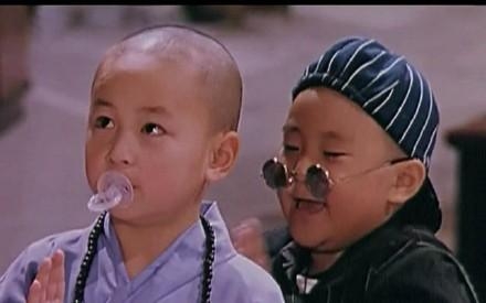 释小龙晒与郝邵文童年照引8090后回忆杀 如今的模样让人感慨