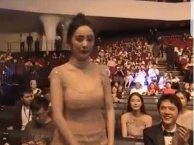 杨幂未ps图曝光上围好丰满冯绍峰的眼神亮了 精修图差太多