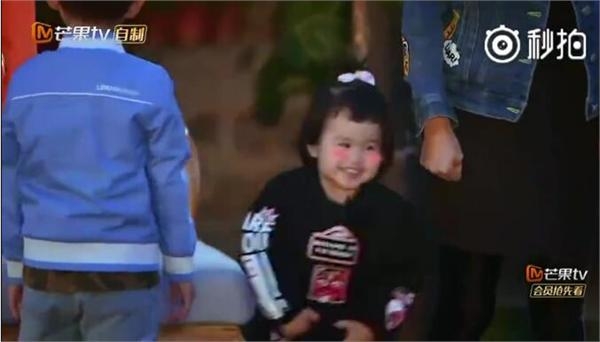 饺子成团宠成功吸粉安吉上演摸脸杀 小鱼儿被说是胖子委屈落泪