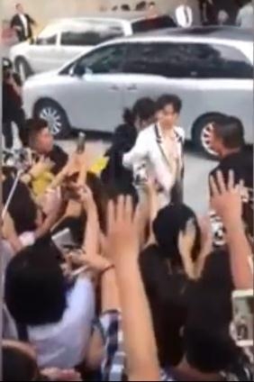 李易峰与粉丝握手被小跑来的助理拖走 3秒后溜回继续超爆笑