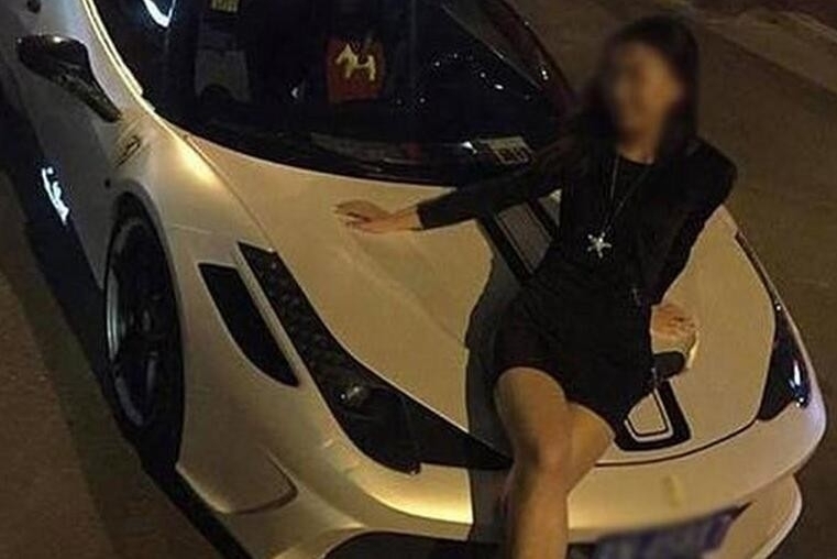 女子爬豪车拍照