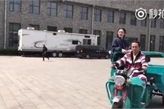 邓超穿古装开三轮载孙俪对镜头耍帅 娘娘下车后