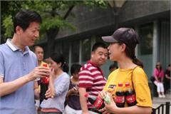 鹿晗粉丝给考生家长送水送纸巾 王俊凯迷妹影响