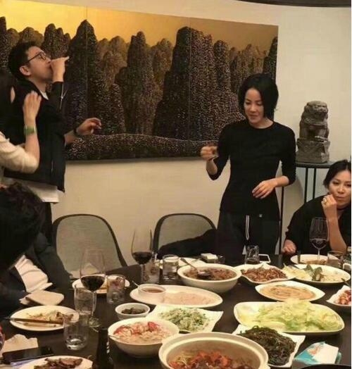 王菲刘嘉玲聚会气色佳看不到一丝皱纹 只是这脸有点浮肿