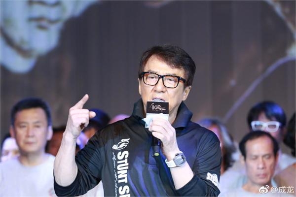 成龙又哭了还被成家班曝40年前怪癖 和兄弟洗澡总爱做这事