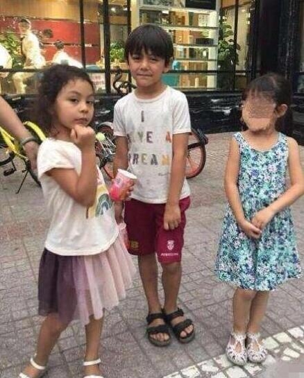 同样都是娱乐圈富婆 赵薇女儿被嘲土气王诗龄却从小穿貂皮