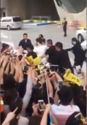 李易峰与粉丝握手被小跑来的助理拖走 3秒后溜回继续超爆笑