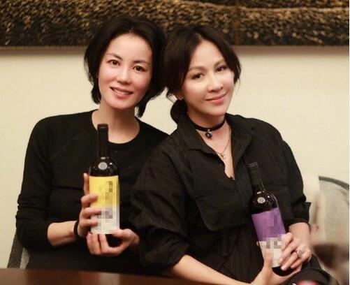 王菲刘嘉玲聚会气色佳看不到一丝皱纹 只是这脸有点浮肿