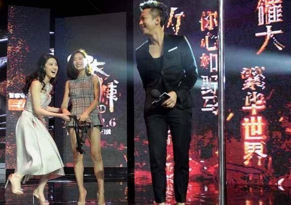 明星尴尬瞬间：范冰冰抓住椅下暗手 任贤齐扇子意外戳到女星