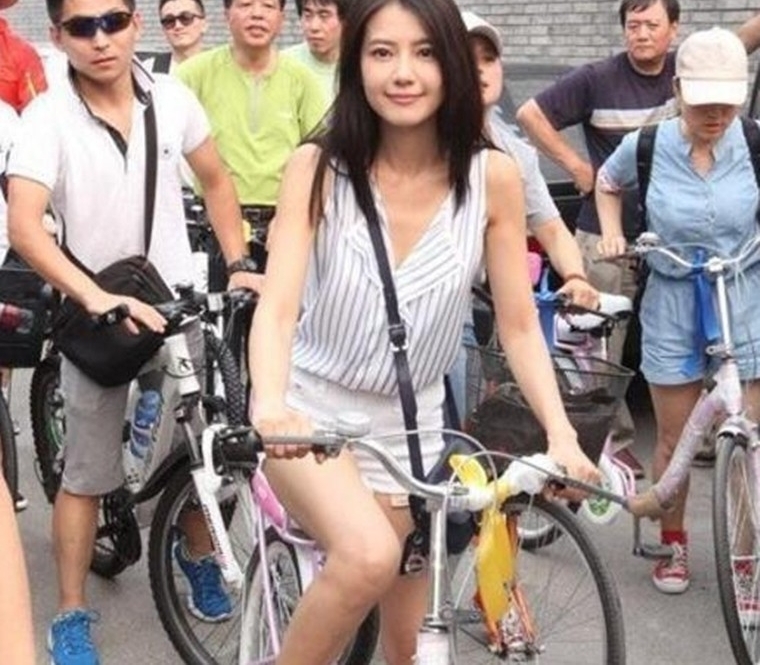 高圆圆笑得甜蜜蜜