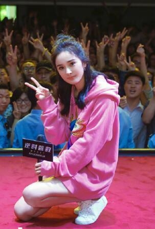 杨幂又变得有点不一样了 原来她在头部这个位置动了手脚