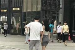 王思聪豆得儿路边熊抱等车 网友：你们尽管逛