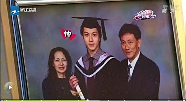 吴尊晒71岁父亲生日照惊倒一片人 不老容颜秒杀整个娱乐圈