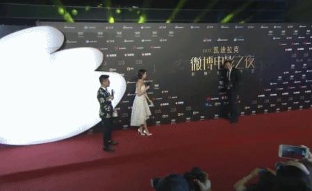 杨幂获奖恰逢上厕所完美错过领奖 回来第一件事竟是拍冯绍峰