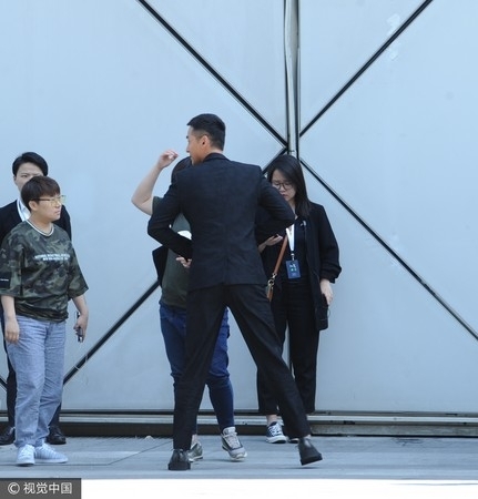 胡歌赴美游学回归心情好 活动舞台秀帅气滑步特技