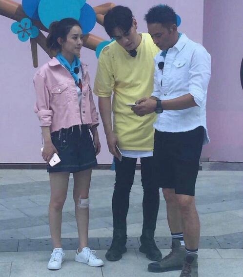 赵丽颖录真人秀膝盖受伤恐留疤 简单处理后继续工作不娇气