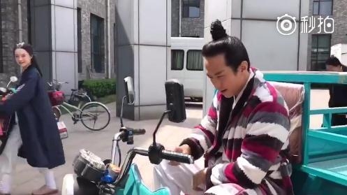 邓超穿古装开三轮载孙俪对镜头耍帅 娘娘下车后的眼神亮了